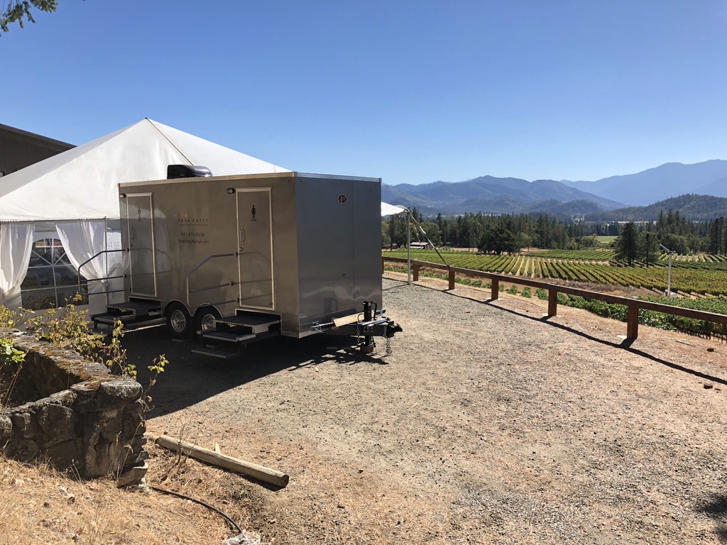 Luxury_Restroom_Trailer_Applegate_Valley_Vineyard